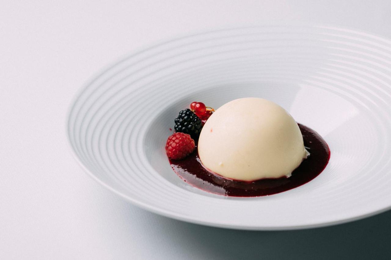 Montebelo Vista Alegre Ilhavo Hotel المظهر الخارجي الصورة A scoop of vanilla ice cream with a fruit sauce